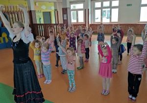 Dzieci uczą się kroków tańca.