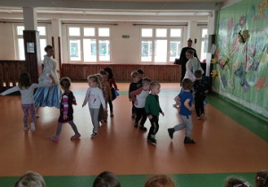 Dzieci uczą się kroków poloneza.