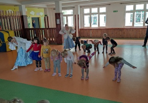 Dzieci kłaniają się po zakończonym tańcu.
