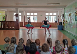 Dzieci oglądają pokaz tańców.