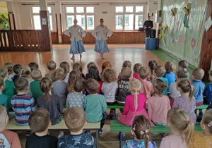 Dzieci oglądają pokaz tańców.