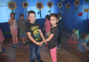 Tańce i zabawy dzieci podczas "Balu - Pożegnanie Przedszkola"