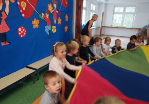 Zabawy dzieci z chustą animacyjną