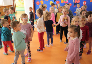 Dzieci podczas zabaw tanecznych