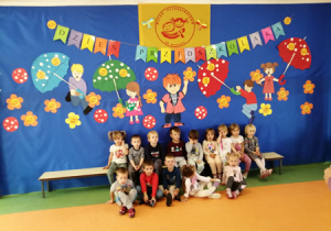 Zdjęcie grupowe dzieci z grupy "Sówki"