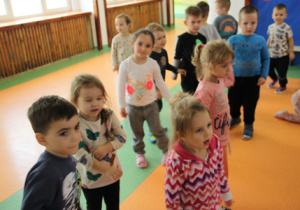 Dzieci podczas zabaw tanecznych