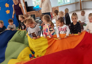 Zabawy dzieci z chustą animacyjną