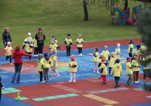 Dzieci podczas zabaw sportowych w ogrodzie przedszkolnym