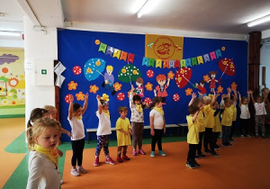 Dzieci podczas zabaw tanecznych