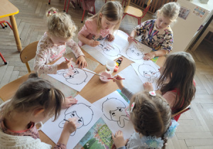 Dzieci wykonują pracę plastyczną