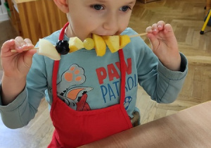 Owocowe szaszłyki.