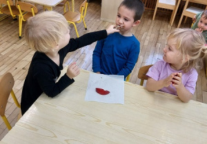 Dzieci jedzą zdrowe posiłki.