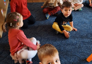 Dzieci czekają na swoją kolej