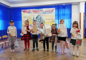 Zdjęcie grupowe dzieci biorących udział w konkursie