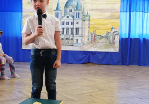 Chłopiec recytuje wiersz