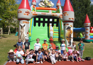 Zdjęcie grupowe Zuchów na dmuchańcach.