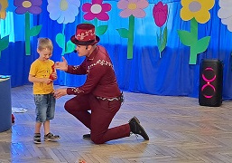 Magik z chłopcem pokazuje sztuczkę ze znikającą chusteczką.