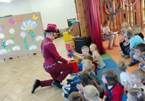 Magik pokazuje sztuczkę z czarodziejskim workiem.