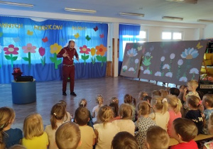 Magik prezentuje sztuczkę ze światełkami.