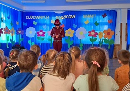 Magik prezentuje sztuczkę ze światełkami.