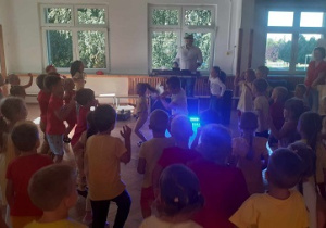 Dzieci tańczą podczas zabawy z okazji Dnia Przedszkolaka.