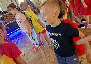 Dzieci tańczą podczas zabawy z okazji Dnia Przedszkolaka.