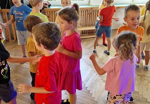 Dzieci tańczą podczas zabawy z okazji Dnia Przedszkolaka.