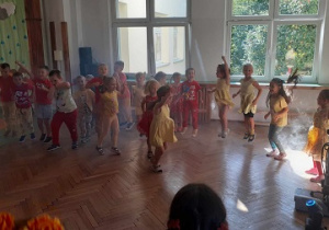 Dzieci tańczą podczas zabawy z okazji Dnia Przedszkolaka.