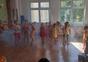 Dzieci tańczą podczas zabawy z okazji Dnia Przedszkolaka.