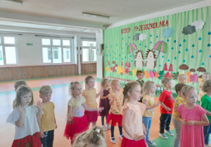Dzieci tańczą podczas zabawy z okazji Dnia Przedszkolaka.
