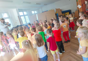 Dzieci tańczą podczas zabawy z okazji Dnia Przedszkolaka.