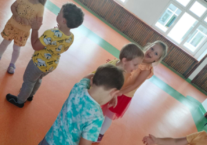 Dzieci tańczą podczas zabawy z okazji Dnia Przedszkolaka.
