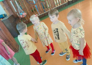 Dzieci tańczą podczas zabawy z okazji Dnia Przedszkolaka.