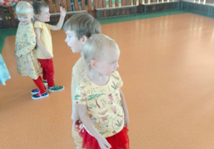 Dzieci tańczą podczas zabawy z okazji Dnia Przedszkolaka.