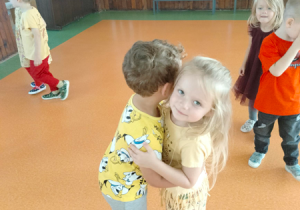 Dzieci tańczą podczas zabawy z okazji Dnia Przedszkolaka.