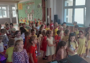 Dzieci tańczą podczas zabawy z okazji Dnia Przedszkolaka.