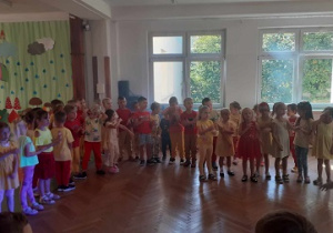 Dzieci tańczą podczas zabawy z okazji Dnia Przedszkolaka.