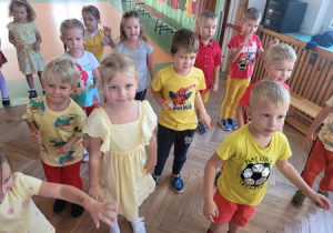 Dzieci tańczą podczas zabawy z okazji Dnia Przedszkolaka.