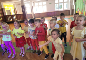 Dzieci tańczą podczas zabawy z okazji Dnia Przedszkolaka.