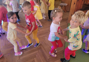 Dzieci tańczą podczas zabawy z okazji Dnia Przedszkolaka.