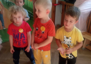 Dzieci tańczą podczas zabawy z okazji Dnia Przedszkolaka.