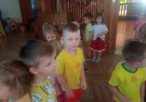 Dzieci tańczą w parach.