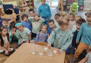 Dzieci sprawdzają co rozpuszcza się w wodzie.