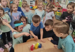 Dzieci wykonują doświadczenie "Wędrująca woda".