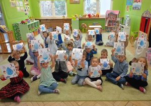Dzieci prezentują swoje prace o wodzie.