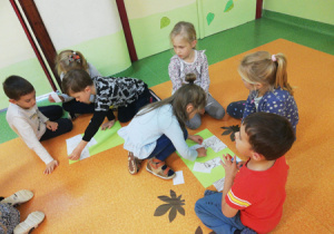 Dzieci układają puzzle w zespołach