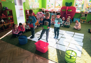 Dzieci odnajdują według instrukcji drogę do wskazanych punktów