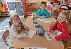 Kolorowanie obrazków według kodu jest dla Majki, Piotrusia i Neli świetną zabawą