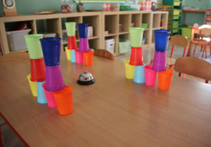 Zabawy z kubeczkami