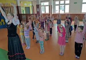 Dzieci uczą się kroków tańca.